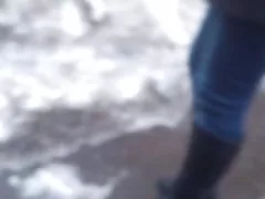 Кыргызская девушка в сапожках