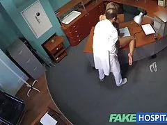 Horny сексуальная блондинка пациента Fakehospital поднять температуру