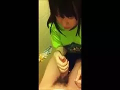 Смазливая 18-летняя Корейская девушка дает ее первый минет