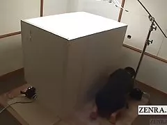 С завязанными глазами японских женщин сопровождают в поле субтитры