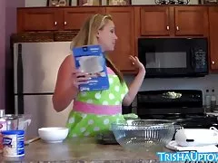 Блондинка Триша uptown празднует ее bday с обнаженной приготовления пищи!