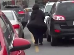 Ультра груша в форме ssbbw пешком к своей машине.