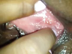 Горячий индийский малыш, играя с мокрой розовый киска крупным планом