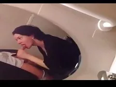 Она смотреть порно видео молоденьких девочек засасывает в ванной комнате mc