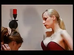 Сексуальная блондинка dominatrix получает отшлепать две шлюхи