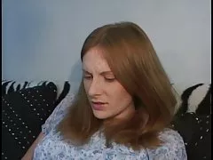 Тонкий белый шлюха получает ее киска облапанная и лизали черным парнем