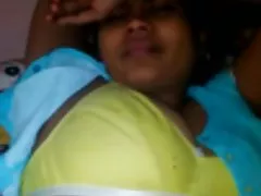 Дези bhabhi сиськи и киска подвергается