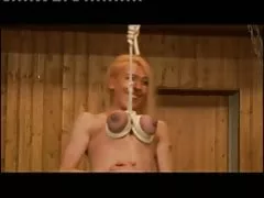 Уродливые блондинка, сиськи висят.