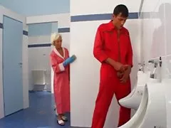 Пожилые секс в туалете
