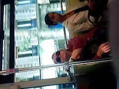 Она смотрит петух несколько раз