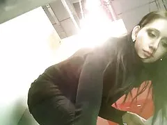 Она девушка Записанная, пытаясь на одежде 1