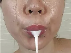 Крупный план японской девушки, сексуально чистки зубов