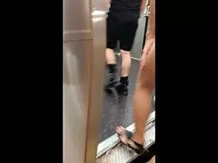 NYC метро вуайерист 3 девочки