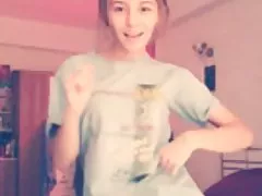 Милая девушка танцует для вас