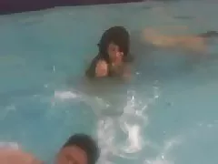Дези Девушка пользуются ее коллегами в бассейне.