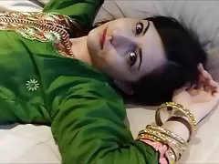 Анила в зеленой shalwar шаровары