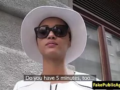 Вытащил ebony красоты doggystyled поддельные агент