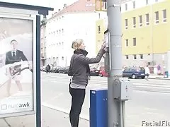 Блондинка подросток получает массивные лица в раздевалке