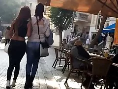 Сексуальный зад узкие джинсы с стринги выкатились ходьба