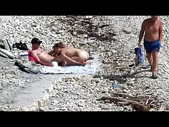 Пара трахал на общественном пляже как люди шли рядом с