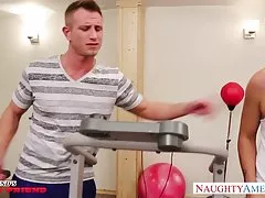 Брюнетка Бруклин Чейз получает большие сиськи кончают