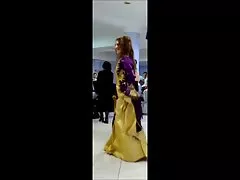 Невеста, показаны полные ножки
