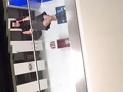 Стоя рядом с barander с без трусиков. Upskirt вспышка