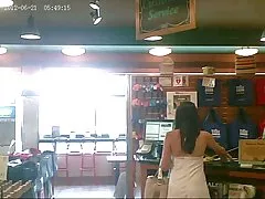 Upskirted очаровательны брюнетка, красивые задницы