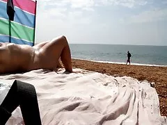 Жена играет с ее киску на пляже