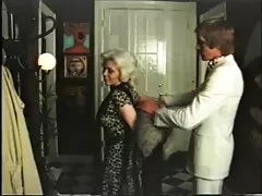 Блондинка cougar имеет секс с жиголо - Винтаж