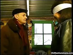 С завязанными глазами ебать в мастерской