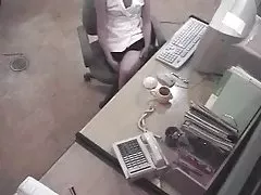 Скрытые безопасности spy cam поймал офис девушка мастурбирует