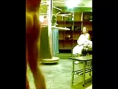 Обнаженная мальчик infront женщины