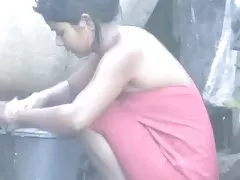 WOW... awesome desi деревня красоты купания за пределами