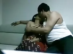 Порно видео скачать через Тонкий индийский wifey получает стучал в миссионерской позиции