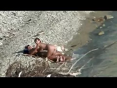 Пара трахается на общественном пляже, проходя мимо людей