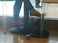 Кандид shoeplay, свесив ноги в кафе