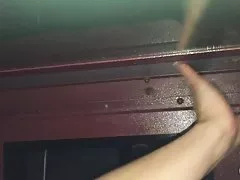 Незнакомец прикосновение жены на gloryhole