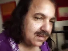 Старые чувак получает ебать молодая брюнетка с малых сиськи