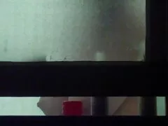 Сосед, предлагая заглянуть в то время как она души