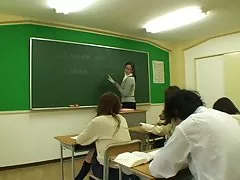 Младенец получает ее поцеловала крошечные сиськи и пизда облизываемая стад