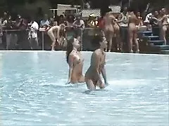 Открытые nudeshow - nudie девушки у бассейна