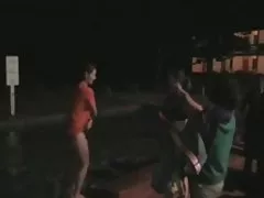 Публичное обнажение 3: девушки посмели полосы, прыгать в бассейн и бегать