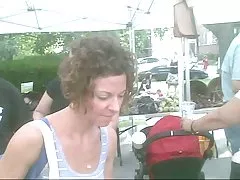 Привлекательный ИФОМ я upskirted на рынке