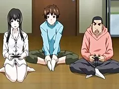 Девушка довольно играет с петух вместо с playstation 3
