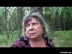 Грудастая бабушка весело в лесу