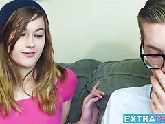 Супер горячая Алейна хочет попробовать этот большой хуй на диване