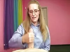 Не его мать помогает облегчить его напряжение