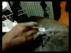 Черный роговой мужчина получает шарики и Дик воском!