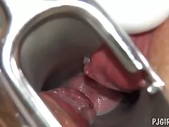 Violeta в оргазм с speculum в ее влагалище